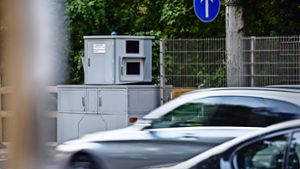 Am Neckartor wird geblitzt: Ein grauer Kasten auf einem Anhänger ist stationär – und doch mobil. Foto: Lichtgut/Max Kovalenko