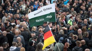 Eine Pegida-Kundgebung: Bei den Demonstrationen haben sich Rechtsextreme gefunden und radikalisiert. Foto: picture alliance/dpa/Ralf Hirschberger