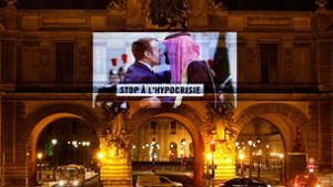 Während der französische Präsident Emmanuel Macron den radikalen Islamismus in Frankreich bekämpfen will, wird er gleichzeitig mit dieser Projektion auf den Louvre in Paris von der Menschenrechtsorganisation  Amnesty International für seine Foto: AFP/Thomas  Coex