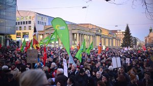 Mehr als 8000 Menschen demonstrieren am Montag in Stuttgart gegen die Pegida-Bewegung. Foto: 7aktuell.de / Florian Gerlach