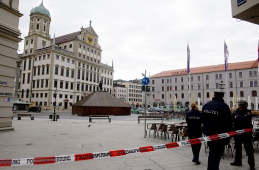 Das Augsburger Rathaus musste evakuiert werden. Foto: dpa