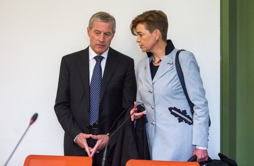 Der amtierende Co-Vorstandsvorsitzende der Deutschen Bank, Jürgen Fitschen mit seiner Anwältin. Foto: dpa