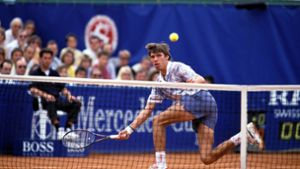 Michael Stich anno 1991 bei einem seiner gefühlvollen Volleys auf dem Stuttgarter Weissenhof Foto: Baumann