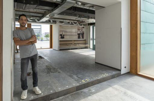 Carlos Dourado in seiner neuen Wirkungsstätte in Gerlingen. Die Sanierung läuft auf Hochtouren Foto: factum/Jürgen Bach
