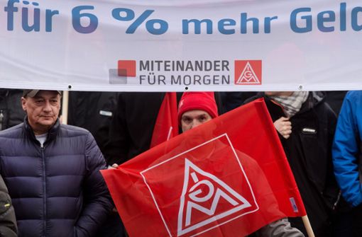Auch in Teningen (Baden-Württemberg) beteiligten sich Beschäftigte am Donnerstag an den Protestaktionen. Foto: dpa