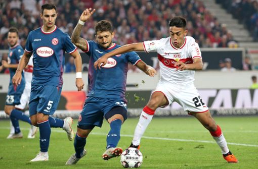 Der Düsseldorfer Matthias Zimmermann (Mitte) beim 0:0 im Hinspiel im Duell mit Nicolas Gonzalez vom VfB Foto: Baumann
