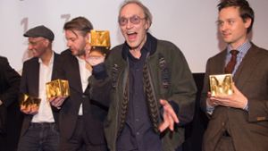Regisseur Roland Klick (2. v. r.) freut sich über den Preis für sein Lebenswerk. Auch Schauspieler Tom Schilling (rechts) darf eine Auszeichnung beim Deutschen Regiepreis mit nach Hause nehmen. Foto: dpa