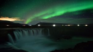 Die Nordlichter leuchten über den Godafoss-Wasserfällen in Island. Foto: AFP
