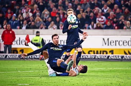 Niklas Stark (vorn) schaufelt den Ball weg von  Mario Gomez – und ins Tor  von Hertha BSC Foto: Baumann
