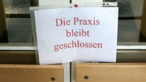 Geschlossen: Diesen Aushang könnten  Patienten  zwischen den Jahren auch in Stuttgart und der Region häufiger lesen. Foto: dpa/Patrick Pleul