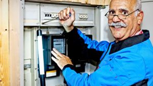 Vor allem ältere Elektriker haben die Ausstiegsmöglichkeit über die Rente mit 63 gesucht – sie stehen fast an der Spitze der Berufsrangliste. Foto: www.mauritius-images.com