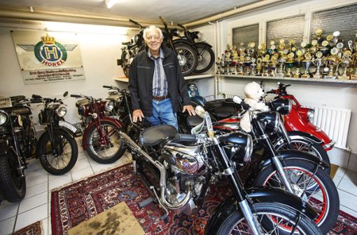 Unzählige Motorrad-Veteranen hat Walter Kneile über die Jahrzehnte hinweg wieder auf Hochglanz gebracht. Die schönsten Exemplare hütet er in seiner Schatzkammer. Foto: Ines Rudel