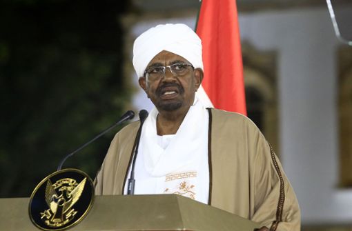 Al-Baschir regierte den Sudan drei Jahrzehnte lang –  bis zu seinem Sturz durch die Armee Anfang April 2019. Foto: dpa/Mohamed Khidir