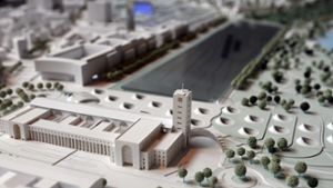 Ein Modell des neuen Bahnhofs aus der Vogelperspektive. Foto: dpa