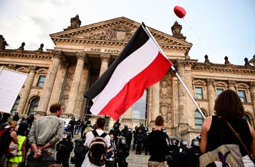 Am Samstagabend eskalierte die Situation vor dem Reichstag. Foto: dpa/Fabian Sommer