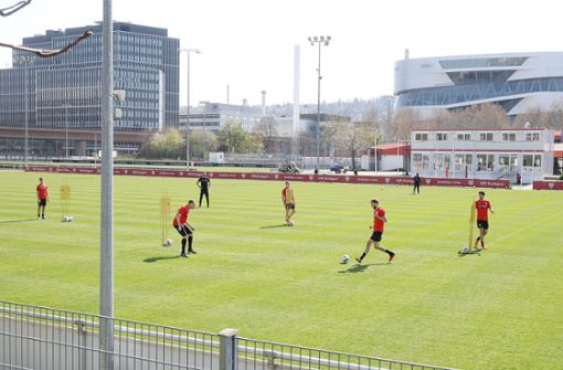 Grüppchenbildung beim ersten Teamtraining des VfB Stuttgart Foto: Baumann