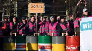 Wer am Mittwoch zur Siemens-Hauptversammlung wollte, musste ein Spalier aus protestierenden Mitarbeiter passieren. Foto: AFP