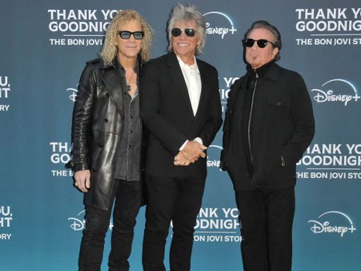 Jon Bon Jovi strahlt mit David Bryan (l.) und Tico Torres (r.) auf dem roten Teppich. Foto: Capital Pictures/ActionPress