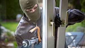 Das freut den Einbrecher: Ein gekipptes Fenster ist für einen Profi wie ein freier Eintritt. Foto: imago images / McPhoto