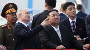 Putin erklärt Kim die Raketentechnik. Foto: AFP/Mikhail Metzel