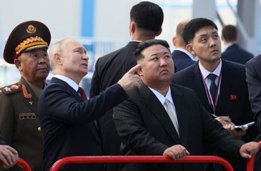 Putin erklärt Kim die Raketentechnik. Foto: AFP/Mikhail Metzel