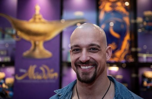Maximilan Mann spielt seit einem Jahr in Stuttgart den Dschinni, die heimliche Hauptrolle im Musical „Aladdin“. Foto: Lichtgut(Jens Volle