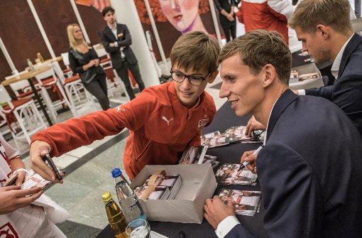 Dieser junge VfB-Fan freut sich über ein Selfie mit Florian Klein. Foto: Lichtgut/Max Kovalenko