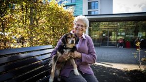 Annette Korte mit ihrem Hund Charly vor dem Generationenzentrum Sonnenberg. Die beiden sind ein unzertrennliches Team Foto: Lichtgut/Achim Zweygarth