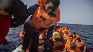 Migranten vor der Küste Libyens Foto: dpa/Olmo Calvo