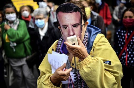 Emmanuel Macron wird bei Protesten immer wieder verspottet. Hier fordern Frauen bessere Arbeitsbedingungen in den Krankenhäusern und gleiche Bezahlung wie die Männer. Foto: AFP/CHRISTOPHE ARCHAMBAULT