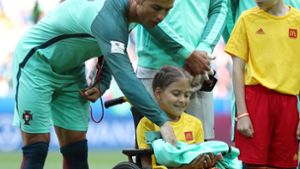 Cristiano Ronaldo schenkte dem Mädchen auch seine Trainingsjacke. Foto: Getty