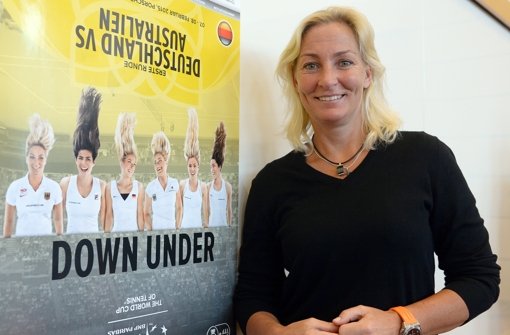 Fedcup-Teamchefin Barbara Rittner vor dem Plakat zum Erstrundenduell gegen Australien in Stuttgart Foto: dpa