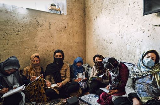Afghanische Frauen in einer verborgenen Schule: Das Taliban-Regime hindert Frauen am Zugang zu Bildung. Foto: imago/Le Pictorium/Adrien Vautier