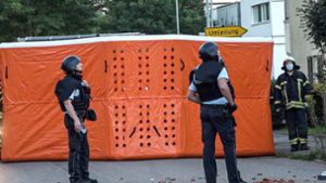 Der 36-Jährige hat Polizisten vom Dach aus mit Ziegeln und einem Dachfenster beworfen. Foto: 7aktuell.de/Simon Adomat