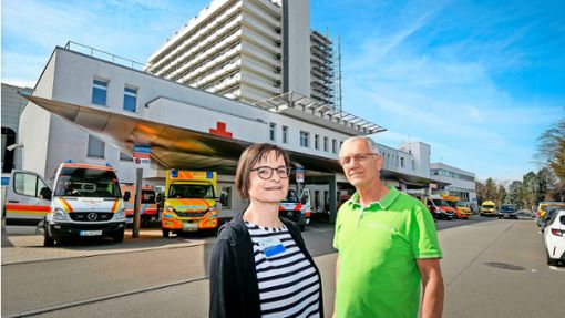 Angelika Schneider und Michael Fingas vor der Klinik: Manchmal reicht es schon, wenn Patienten sich gesehen fühlen. Foto: Simon Granville