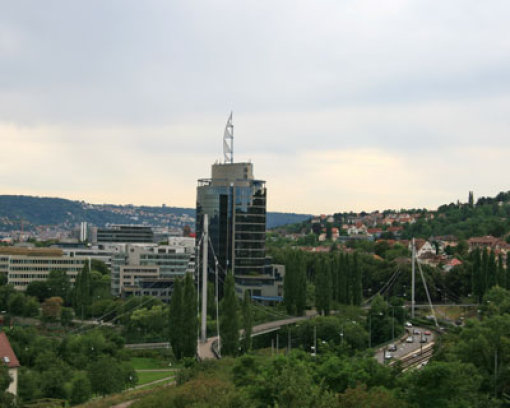 Der Bülow-Turm gilt als Wahrzeichen des Stuttgarter Nordens. Das Spitzsegel macht ein Viertel der Höhe aus. Die Bülow AG widmet sich mit städtischen Großnutzungsprojekten. Der Blick zeigt, dass Stuttgart-Nord von Verkehrsströmen genauso geprägt ist wie von grünen Höhenlagen. Foto: Müth