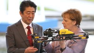 Bundeskanzlerin Angela Merkel und Japans Premierminister Shinzo Abe sehen sich während ihrem Rundgang über die CeBIT Messe in Hannover (Niedersachsen) am Stand von intel eine Drohne an. Foto: dpa