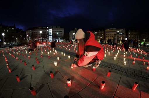 Jedes Licht auf dem Marienplatz steht für einen bei der Flucht ertrunkenen Menschen. Foto: Lichtgut/Julian Rettig