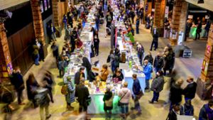 So gelöste Stimmung wie auf einem munteren Flohmarkt  herrscht auf der Pop-up-Buchmesse im Leipziger Stadtteil Connewitz. Foto: dpa/Jan Woitas