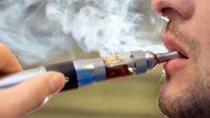 Flüssigkeiten, die in E-Zigaretten verdampft werden, werden besteuert, aber nicht so hoch wie Olaf Scholz das wollte. Foto: dpa/Friso Gentsch