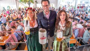 Gudrun Nopper, Fabian Mayer und Sonja Merz (von links) beim Auftakt des Biergarten-Volksfestes im Schlossgarten. Foto: Lichtgut//Oliver Willikonsky