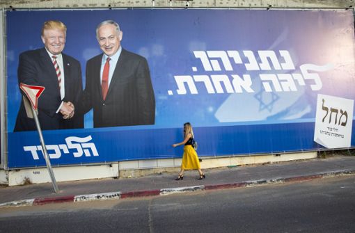 Erst im Oktober entscheidet sich, ob sich Benjamin Netanjahu (hier auf einem Wahlplakat mit US-Präsident Donald Trump) wegen Betrugs und Untreue verantworten muss. Foto: dpa/Oded Balilty