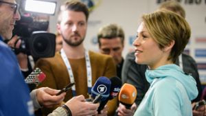 Magdalena Neuner wird heute noch immer gerne von Journalisten befragt – und sie selbst nimmt vor den TV-Kameras ihre Ex-Kollegen ins Kreuzverhör Foto: dpa/Matthias Balk