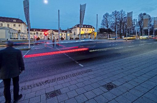 Die Fußgänger haben oft das Nachsehen, die Grünphase der Ampel an der Schlossstraße sei zu kurz, sagen manche. Foto: factum/Weise