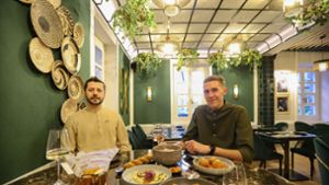 Restaurantleiter Aurel Gjoni und Betreiber Konstantin Hatzipantelis    Foto: Lichtgut/Zophia Ewska