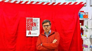 Rote Kleidung, rote Planen: Der Holzgerlinger Apotheker Björn Schittenhelm beteiligt sich an  der Aktion „Wir sehen rot“. Foto: Privat/Schittenhelm