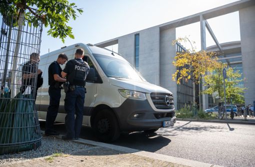 Ein verdächtiges Paket sorgt für einen Polizeieinsatz im Bundestag. Foto: dpa/Christophe Gateau