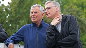 Präsident Wolfgang Dietrich (links) und Manager Michael Reschke halten nach neuem Personal für den VfB Stuttgart Ausschau. Foto: Baumann