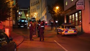 Die Polizei nimmt noch in der Nacht die Aussagen von Zeugen zu Protokoll. Foto: SDMG