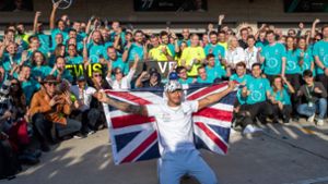 Lässt sich von der Mercedes-Crew feiern: Weltmeister Lewis Hamilton. Foto: AFP